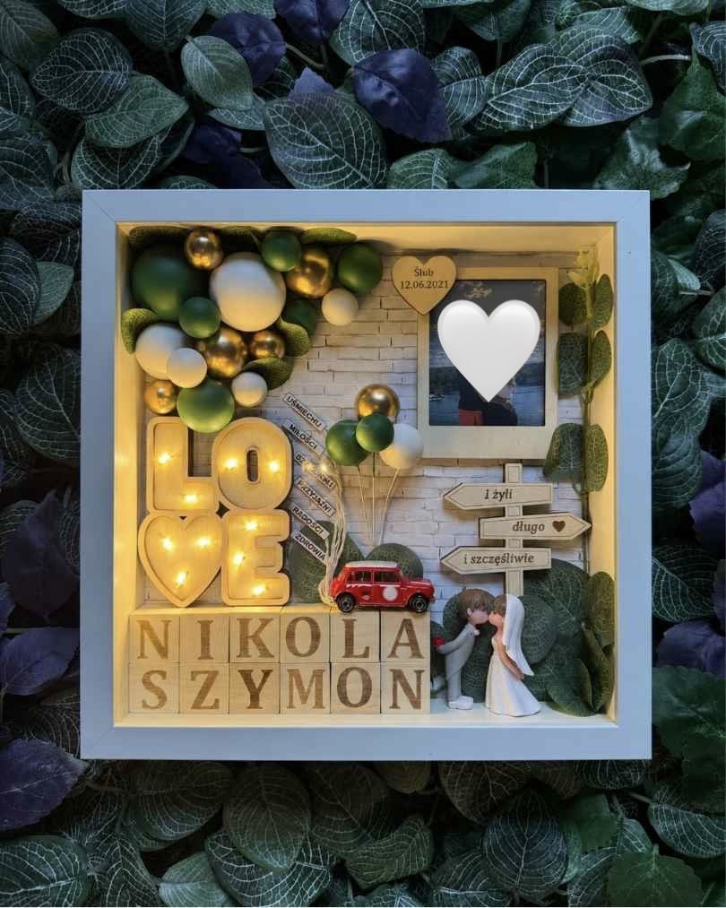 Ramka ślubna ze świecącym LOVE i drogowskazem