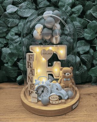 Metryczka ze świecącą literką i dwoma figurkami